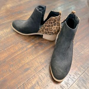 Women’s size 7 bootie. Black with leopard heel.